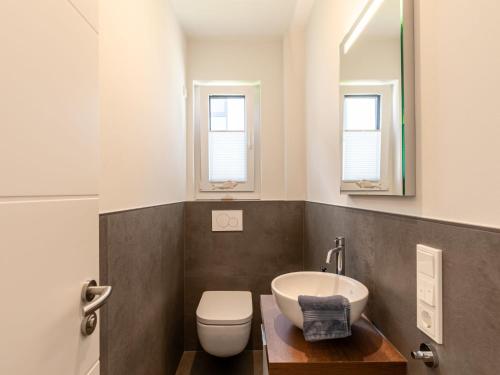 Bilik mandi di Apartment Fischer sien Huus-4 by Interhome