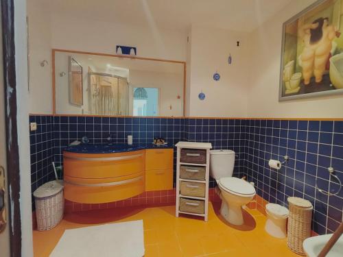 une salle de bain avec une baignoire, des toilettes et un lavabo dans l'établissement FREJUS-APPARTEMENT DEUX PIECES-4 Voyageurs-50mètres des plages, à Fréjus