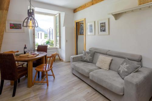 un salon avec un canapé et une table dans l'établissement Mont Blanc 212 Apartment - Chamonix All Year, à Chamonix-Mont-Blanc