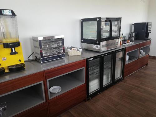 Un centro de entretenimiento de madera con televisor y otros electrodomésticos. en HI Portalegre - Pousada de Juventude, en Portalegre