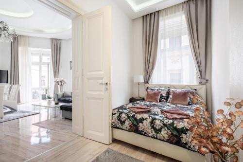 A bed or beds in a room at Király 35 Luxury Apartment with free parking