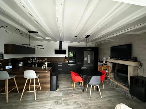 une cuisine et un salon avec une table et des chaises dans l'établissement Villa du Beau Port, à Cenon-sur-Vienne