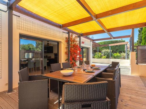 une salle à manger extérieure avec une table et des chaises dans l'établissement Holiday Home Maison Flocy by Interhome, au Lavandou
