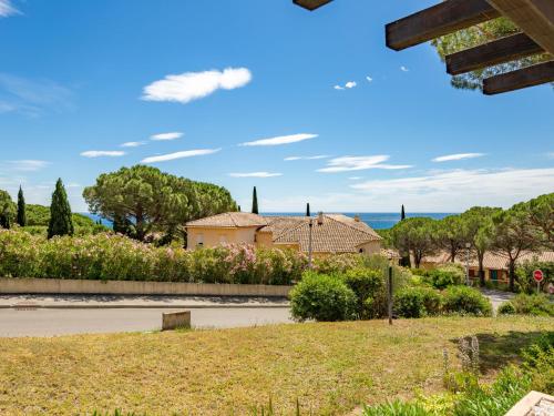 une maison sur le côté de la route dans l'établissement Studio Les Coteaux de la Nartelle-31 by Interhome, à Sainte-Maxime