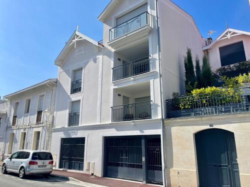 un bâtiment blanc avec une voiture garée devant dans l'établissement Apartment Villa Anna-2 by Interhome, à Arcachon