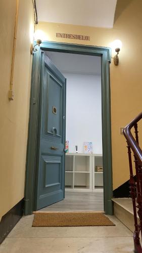 eine grüne Tür in einem Zimmer mit Regal in der Unterkunft Cal Feliu Piso amplio en el centro de Reus in Reus