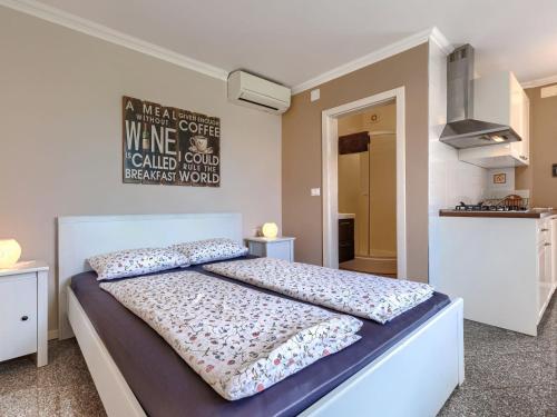 een slaapkamer met een bed in een kamer bij Apartment Villa Ester-3 by Interhome in Umag