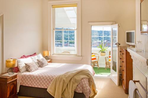 um quarto com uma cama e uma janela em Highbury Apartments em Launceston