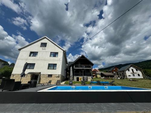 Bazén v ubytování GARAGE nebo v jeho okolí