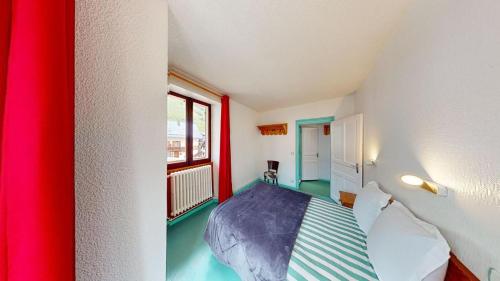 a bedroom with a bed in a room at Les Neiges in Saint-Sorlin-dʼArves