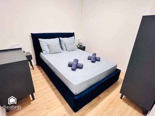- une chambre avec un lit et 2 haut-parleurs dans l'établissement Charming Downtown - AC - WiFi - Private Entrance, à Nice