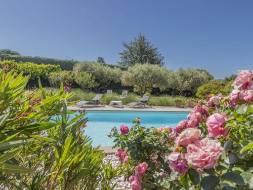 - une vue sur la piscine depuis le jardin dans l'établissement Holiday Home La Fabrique by Interhome, à Villelaure