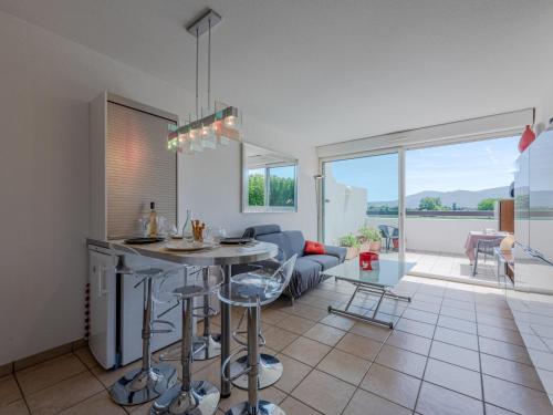 une cuisine et un salon avec une table et un canapé dans l'établissement Apartment Les Embruns-17 by Interhome, à Saint-Cyprien