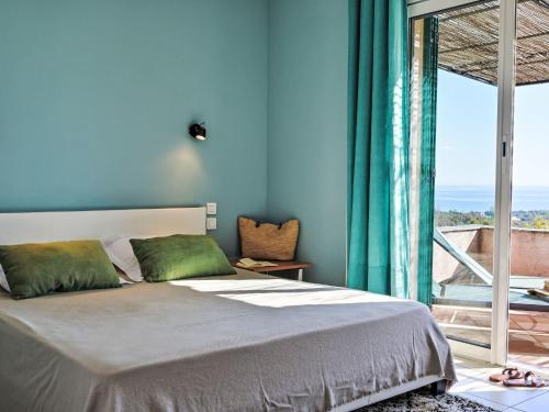 une chambre avec un lit et une grande fenêtre dans l'établissement Holiday Home Maison Christian by Interhome, à Cervione
