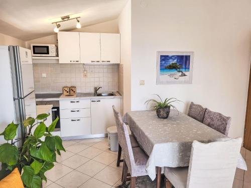 Kuchyňa alebo kuchynka v ubytovaní Apartment Ana-2 by Interhome
