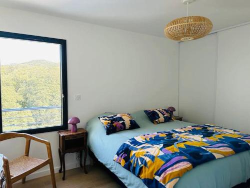 une chambre avec un lit et une grande fenêtre dans l'établissement Sublime T3 neuf vue mer,sanguinaires, plage à pied, à Grosseto-Prugna