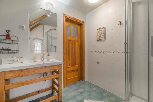 a bathroom with a sink and a shower at Dom Gościnny Stara Szkoła in Wysoka Wieś