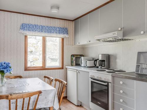 Η κουζίνα ή μικρή κουζίνα στο Holiday Home Sjöatorp Skogsstugan by Interhome