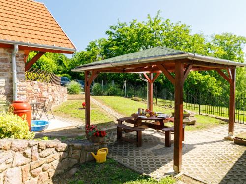 einem Holzpavillon mit einem Picknicktisch im Hof in der Unterkunft Holiday Home Fokas - ABR123 by Interhome in Ábrahámhegy
