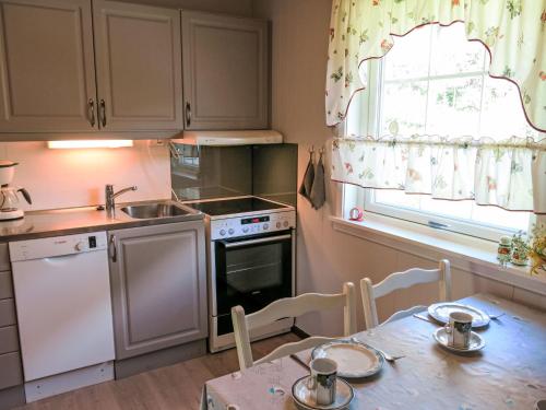 Dapur atau dapur kecil di Holiday Home Knatten by Interhome
