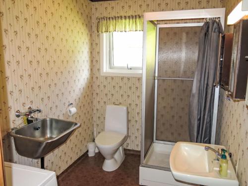 Bilik mandi di Holiday Home Knatten by Interhome