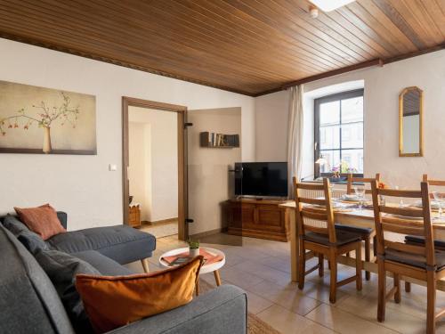 una sala de estar con un sofá y una mesa en Holiday Home Bruni by Interhome, en Manderscheid