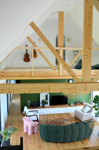 - un salon avec un plafond voûté dans l'établissement Domaine de Kerhastel, à Plonéour-Lanvern