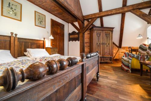 a bedroom with a wooden bed in a room at Dom Gościnny Stara Szkoła in Wysoka Wieś