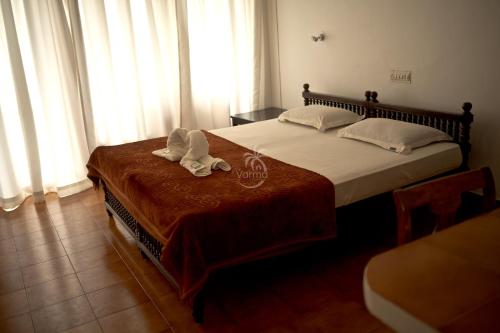 Postel nebo postele na pokoji v ubytování Vijaya Varma Beach Resort
