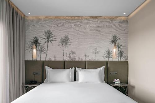 - une chambre avec un grand lit et 2 oreillers blancs dans l'établissement Red Hotel Marrakech, à Marrakech