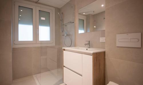 Koupelna v ubytování TarracoHomes, Apartamento Rosa Salou con Terraza y Vistas a la Playa