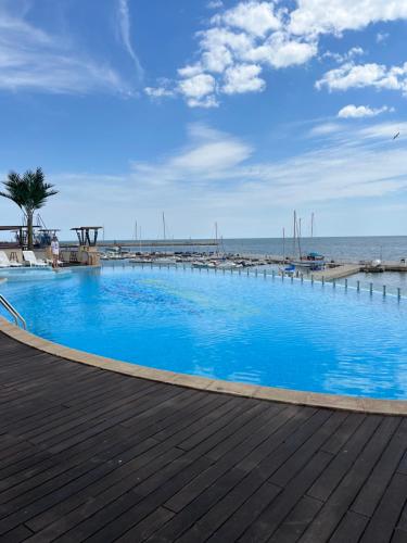 ein großer blauer Pool am Meer in der Unterkunft Privat Apartament Marina City in Baltschik