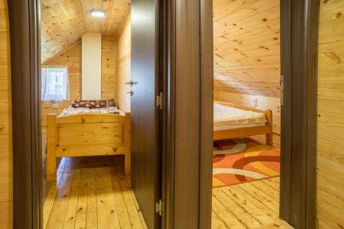 une porte vers une pièce avec un lit dans une pièce dans l'établissement Apartman Viktorija, à Žabljak
