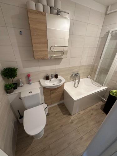 瓦爾米耶拉的住宿－Studio apartment，浴室配有卫生间、盥洗盆和浴缸。