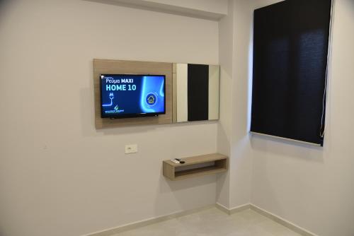 Pirgos Deluxe Apartment - Private Parking