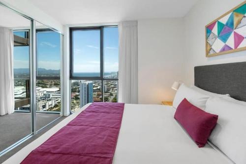 Un dormitorio con una cama grande con una ventana grande. en beach residence 2-BR river view, en Gold Coast