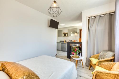 une chambre avec un lit et un salon dans l'établissement La Boite à sel, à Aigues-Mortes