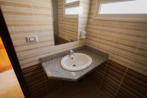 een badkamer met een wastafel en een spiegel bij Andalusia Blue Beach Hurghada in Hurghada