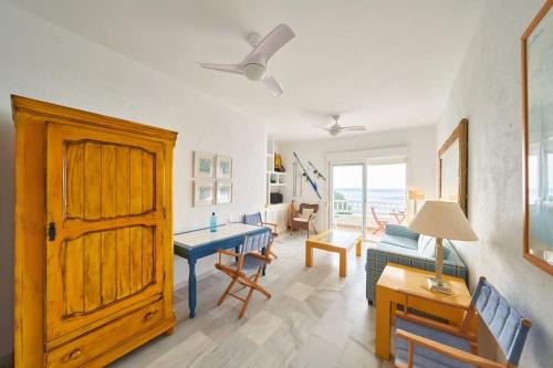 a living room with a blue table and a couch at Arriate in San José