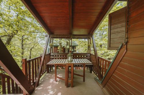un porche cubierto con una mesa. en Matilde's Chalet Etna Nature House, en Nicolosi