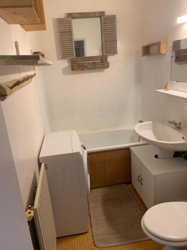 une salle de bain avec un lavabo, une baignoire et des toilettes dans l'établissement Studio Centre Ville, à Arcachon
