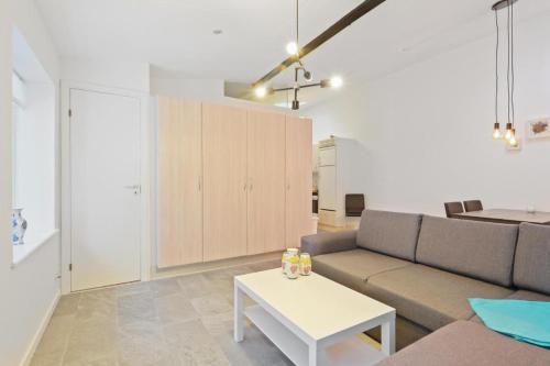 una sala de estar con un sofá y una mesa en Charming - Luxurious 1 bedroom apartment in The Heart of Aalborg, en Aalborg