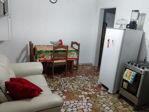 uma cozinha com um sofá, uma mesa e um frigorífico em Casa com ar condicionado perto da Expo SP e Jd Zoologico em São Paulo