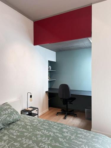 a bedroom with a bed and a desk and a chair at Hypercentre 80m2, à deux pas du Château des Rohan in Saverne