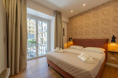 1 dormitorio con cama y ventana grande en Relais Sole, en Nápoles
