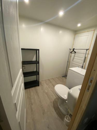 une salle de bain avec toilettes et lavabo dans l'établissement Studio entre mer et montagnes, à Louhossoa