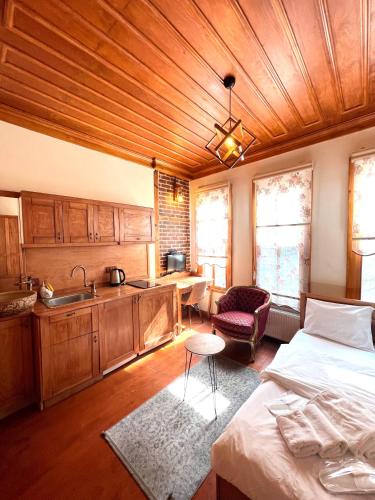ein Schlafzimmer mit einem Bett und eine Küche mit Holzdecken in der Unterkunft Authentic Turkish Home Studio Room in Istanbul
