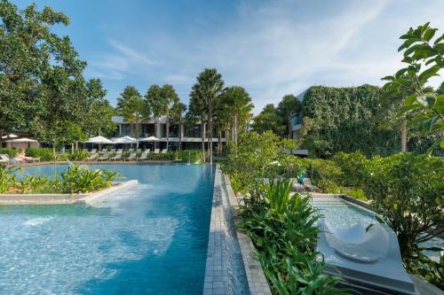 una imagen de una piscina en un complejo en Stay Wellbeing & Lifestyle Resort en Rawai Beach