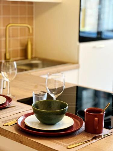 - une table avec un bol et 2 verres à vin dans l'établissement La Vie en Rose - Rennes & Gare, à Rennes