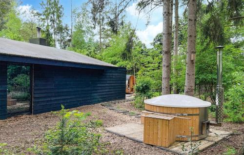 Zahrada ubytování Nice Home In Rheezerveen With Sauna